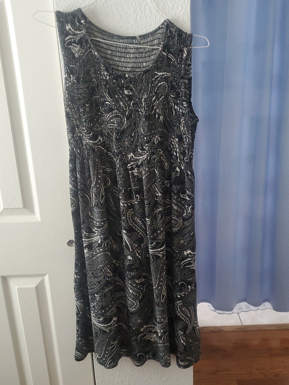 Kohl's Black and White Paisley Sleeveless Midi Dress with Scoop Neck
